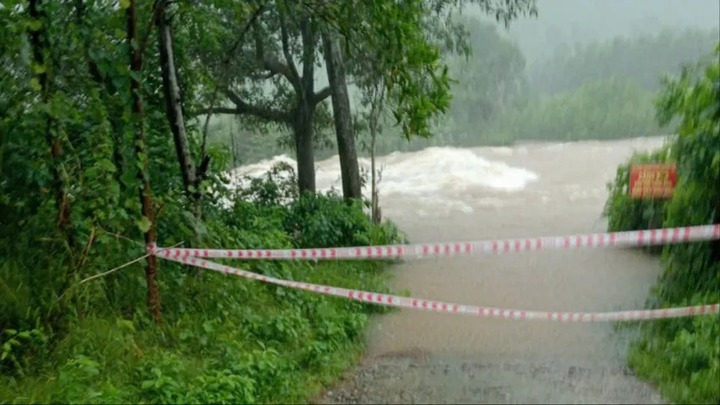 Nhiều vùng ngập sâu vì mưa lớn, gần 4.000 học sinh ở TP.Huế phải nghỉ học