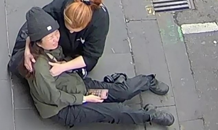 Clip: Đang đi trên đường, nữ đầu bếp bất ngờ bị người lạ tấn công