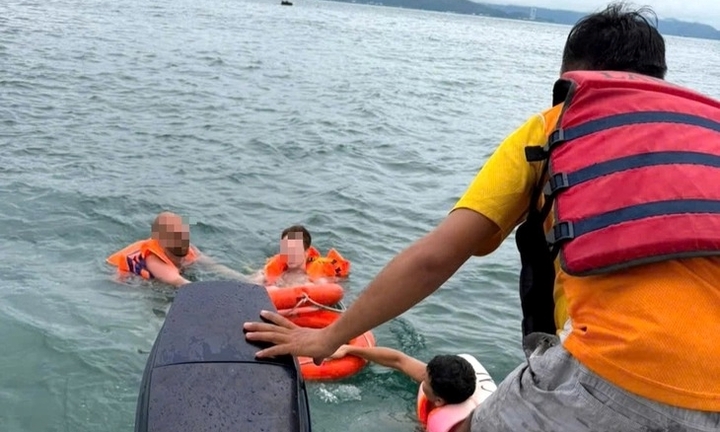 Cứu du khách nước ngoài bị đuối nước ở biển Nha Trang lúc mưa lớn