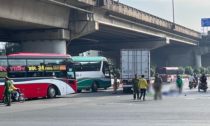 Hiện trường vụ tai nạn giao thông ở Hà Nội, nữ sinh lớp 9 tử vong thương tâm