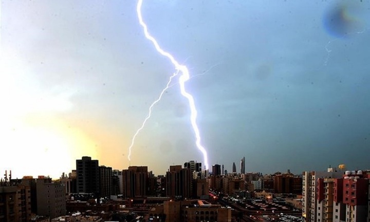 Đang phun thuốc trừ sâu trên cánh đồng ngô, 4 phụ nữ bị sét đánh tử vong thương tâm tại Ấn Độ