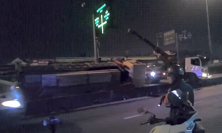 Tin tức tai nạn giao thông mới nhất ngày 19/10: Ô tô tông gãy trụ đèn chiếu sáng tại TP.HCM