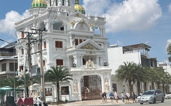 Đám đông livestream trước dinh thự 500 tỷ đồng, chồng Ngân Collagen báo công an