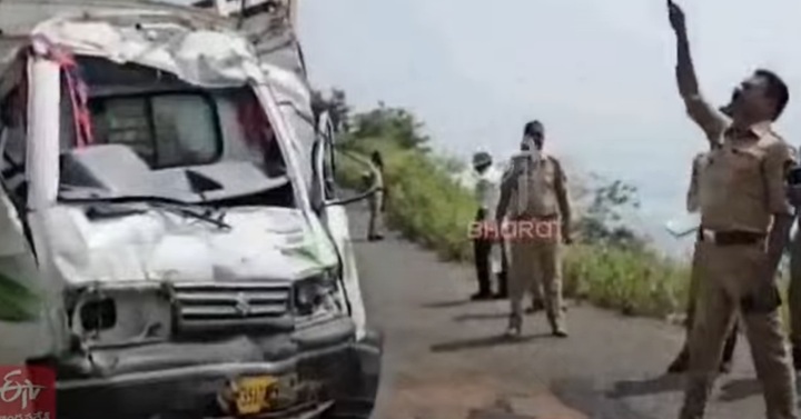 Ô tô tải chạy quá tốc độ, mất lái lao xuống hẻm núi, 8 người thiệt mạng tại Ấn Độ