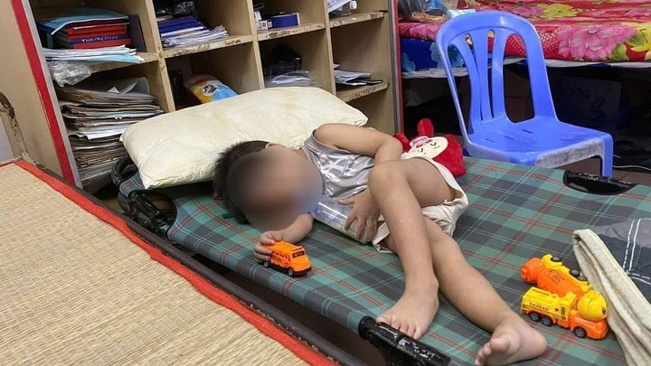 Bé trai 4 tuổi bị một phụ nữ bỏ lại trên taxi ở Nha Trang, giấy tờ từ hành lý hé lộ thông tin bất ngờ