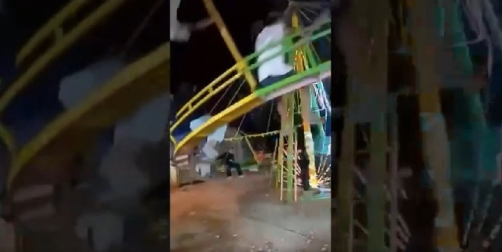 Clip: Trò chơi mạo hiểm bất ngờ đổ sập tại hội chợ 10 người bị thương nặng