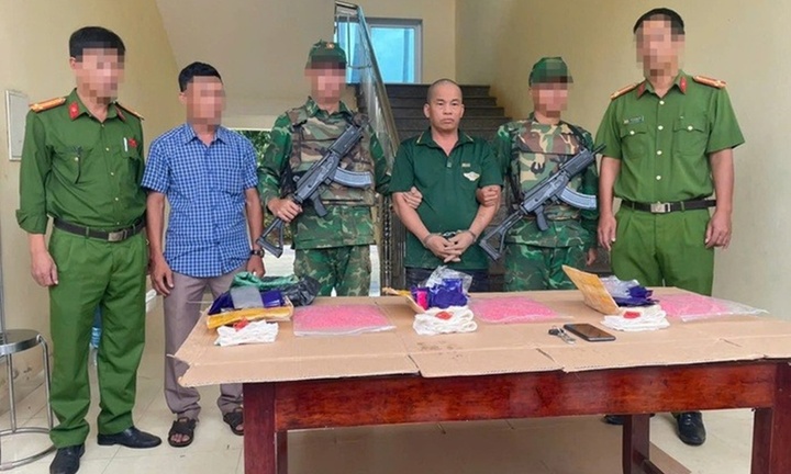 Clip vây bắt đối tượng vận chuyển 18.000 viên ma tuý ở Quảng Trị