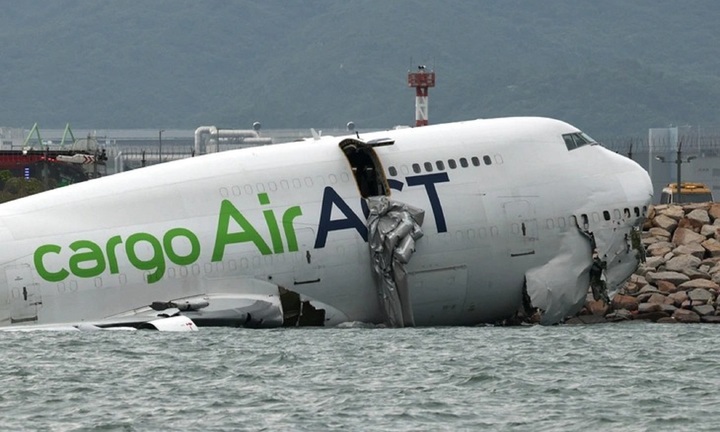 Clip: Hiện trường máy bay Boeing 747 trượt khỏi đường băng, lao xuống biển ở Hong Kong (Trung Quốc)