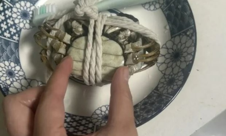 Người đàn ông ở Trung Quốc nhập viện cầu cứu bác sĩ sau 4 tiếng ăn cua lông