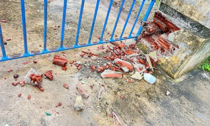 Sét đánh vỡ cổng trường học ở Quảng Ngãi