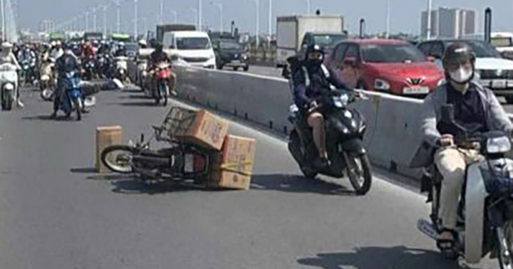 Tung tin thất thiệt “có người lao từ trên cầu xuống sông sau tai nạn” khiến hàng chục chiến sĩ tìm kiếm suốt trưa