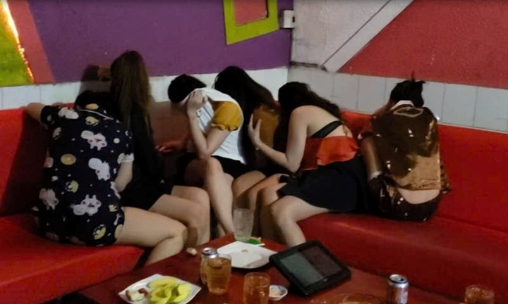 Bắt tạm giam 8 bị can dụ dỗ những cô gái trẻ phục vụ tại quán karaoke, bar, pub