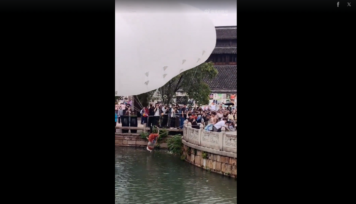 Clip: Đang thực hiện tiết mục múa trên không, nữ nghệ sĩ đột ngột rơi xuống hồ nước