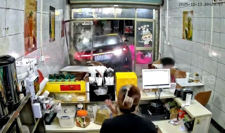 Clip: Mới lấy bằng lái, nữ tài xế lùi ô tô đâm thẳng vào cửa hàng ven đường