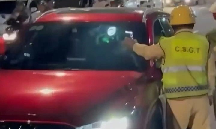 Nữ ca sĩ vi phạm giao thông, đóng cửa xe hít bóng cười ở Đà Nẵng khai gì?