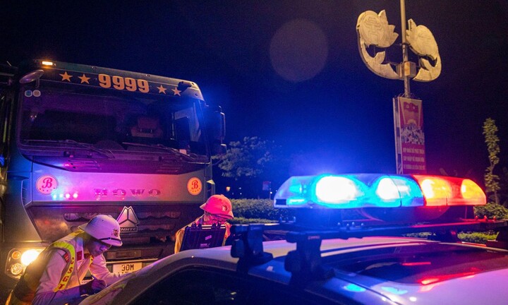 CSGT Hà Nội kiểm soát tải trọng trong đêm, gần 100 trường hợp xe tải vi phạm