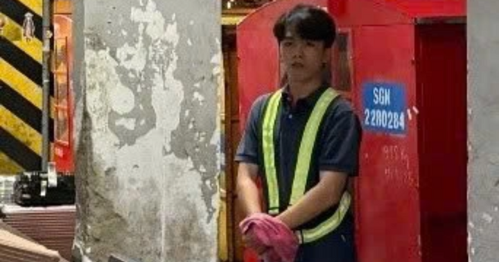 Nhân viên sân bay lục lọi hành lý của khách trộm hàng chục triệu đồng