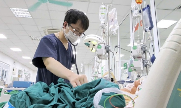 Tin tức đời sống 23/10: Vừa xem tivi vừa chơi, bé 13 tuổi nuốt đinh ghim vào đường thở 