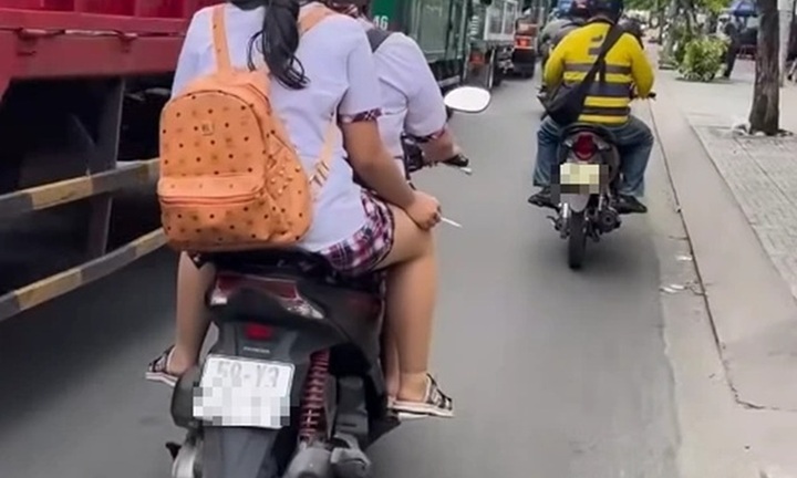 Vụ clip 2 nữ sinh đi xe máy không đội mũ bảo hiểm, hút thuốc: CSGT vào cuộc xác minh