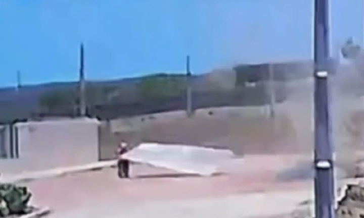 Clip: Khoảnh khắc tài xế tử vong vì bị tấm kim loại rơi trúng người lúc lái xe
