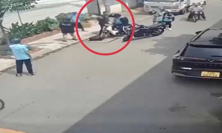 Làm rõ vụ 2 học sinh bị nam thanh niên đánh bằng nón bảo hiểm trên đường đến trường ở TPHCM