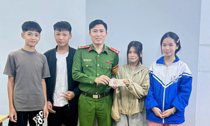 Tin thời sự hôm nay (25/10): Nhặt được 20 triệu, 4 học sinh đến trụ sở công an