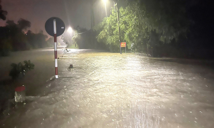 Nước lũ chảy xiết, cuốn trôi xe taxi, tài xế may mắn thoát chết