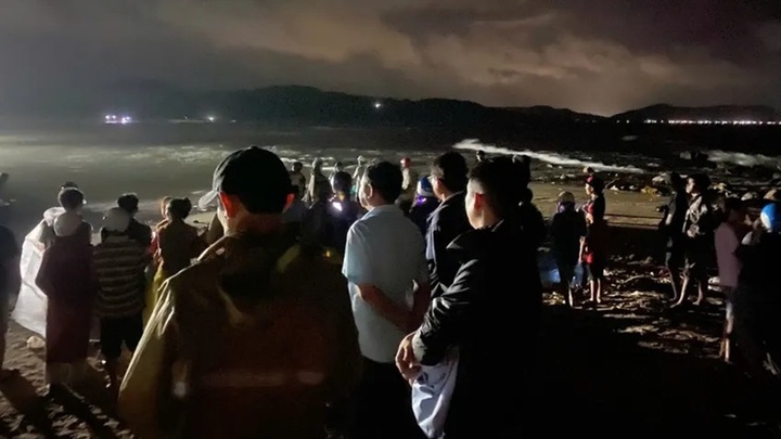 Tìm kiếm 2 thanh niên ở Đắk Lắk bị sóng cuốn mất tích