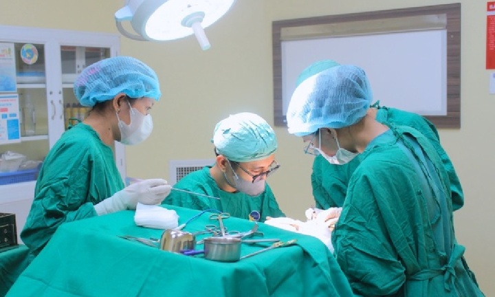 Uống nước bị trào ngược lên mũi sau khi nhổ răng khôn ở cơ sở kém uy tín