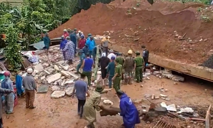 Nhà đang xây bất ngờ sập móng, đổ sang nhà hàng xóm, 2 cha con tử vong thương tâm