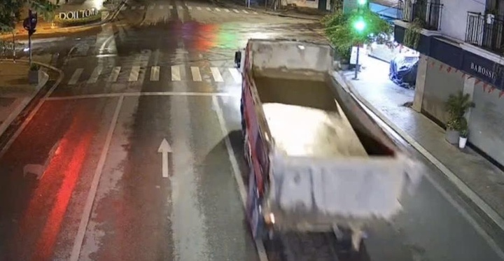 Hà Nội: Xử lý tài xế làm rơi đất thải ra đường