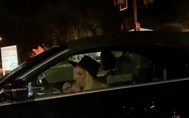 Nữ ca sĩ đình đám mất kiểm soát, lái xe lạng lách, gây nguy hiểm cho người đi đường