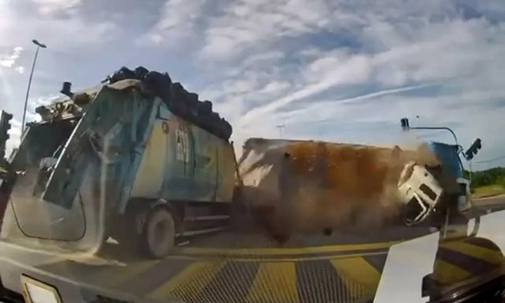 Clip: Khoảnh khắc xe ben mất lái, tông loạt phương tiện ở giữa ngã tư