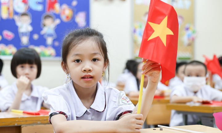 Tin tức giáo dục 24h: Hà Nội dự kiến hỗ trợ gần 2 triệu đồng học phí mỗi năm cho học sinh dân lập