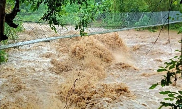Đau lòng: Học sinh lớp 3 trượt chân rơi xuống cống nước trước nhà, tử vong