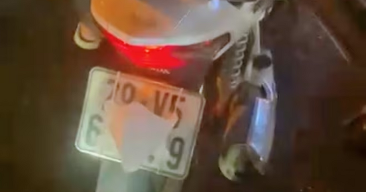 Đeo khẩu trang vào biển số xe máy, nam thanh niên 20 tuổi phải