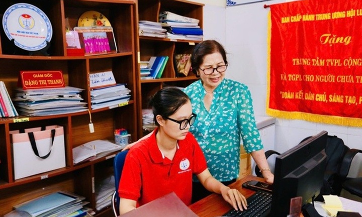 Hành trình giải thoát bé gái của nữ luật gia nặng trăn trở bảo vệ trẻ em