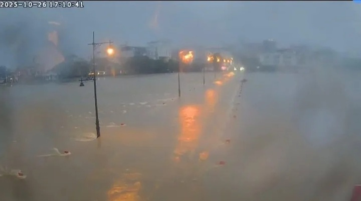 Mưa lớn, học sinh toàn TP.Huế nghỉ học ngày 27/10