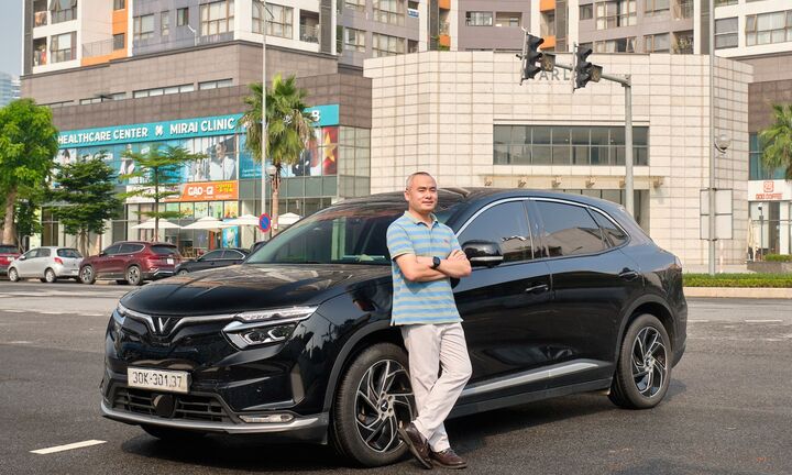 Khách hàng tiên phong nhận VF 8 khẳng định: “Có đổi xe cũng sẽ đi VinFast”