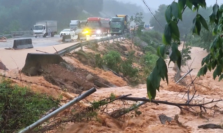 Clip: Mưa dữ dội, nước lũ ào ạt tràn qua cao tốc La Sơn-Túy Loan