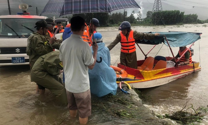 Công an xã ở Đà Nẵng vượt lũ lớn, đưa sản phụ chuyển dạ đến bệnh viện an toàn