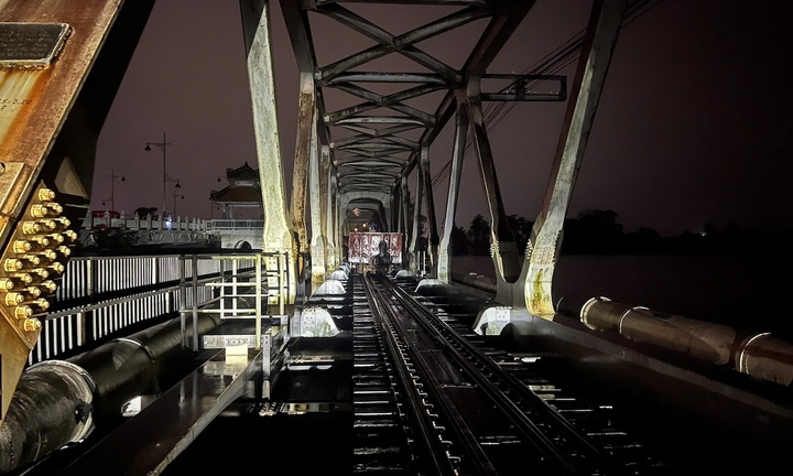 Cận cảnh ngành Đường sắt điều 19 toa tàu chở đá giữ cầu Bạch Hổ giữa dòng lũ sông Hương