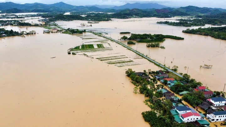 Mưa lớn kéo dài, lũ trên sông ở TP Huế trên mức báo động 3