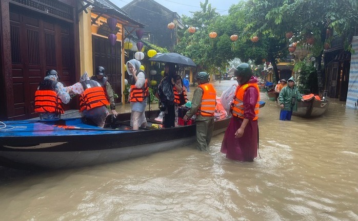 Chuyên gia lý giải nguyên nhân gây ra đợt mưa đặc biệt lớn ở các tỉnh miền Trung