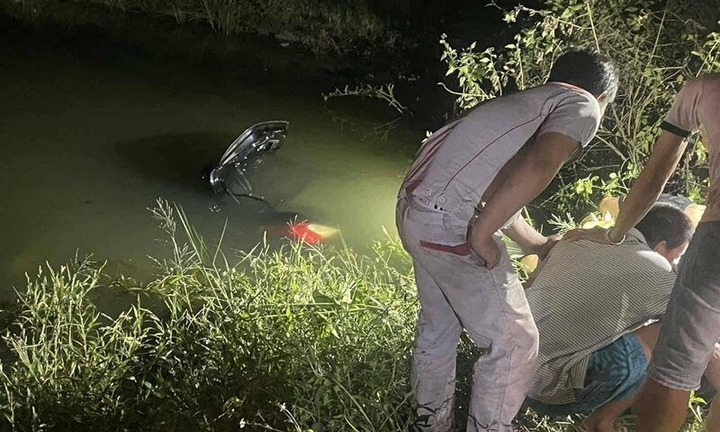 Xe ô tô mất lái lao xuống kênh, 4 người trong một gia đình tử vong thương tâm