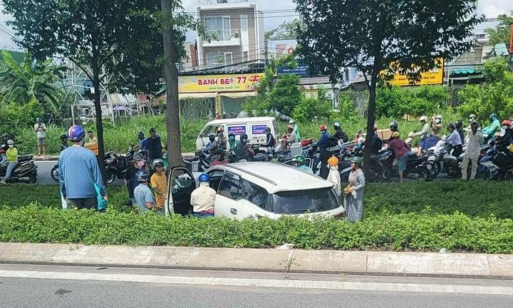 Tin tức tai nạn giao thông mới nhất ngày 28/10: Xe máy va chạm ô tô tải trong đêm, 1 người tử vong