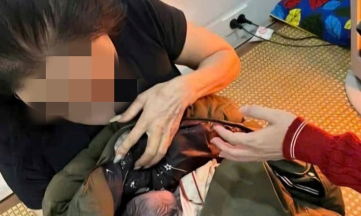 Bé trai còn nguyên dây rốn, tím tái nằm cạnh bờ mương ở Nghệ An