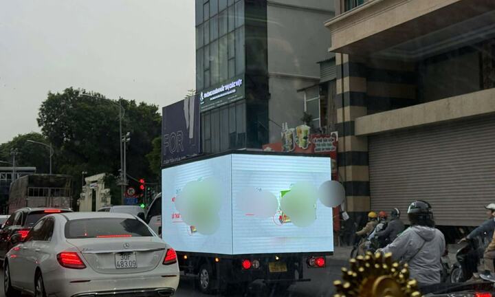 CSGT Hà Nội xử phạt công ty quảng cáo trên thùng xe tải