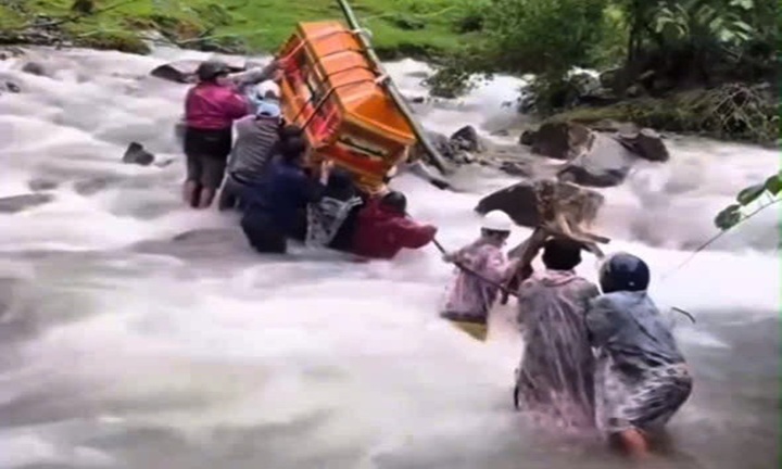 Xót xa cảnh người dân gồng mình khiêng quan tài vượt lũ dữ đi an táng ở Đà Nẵng