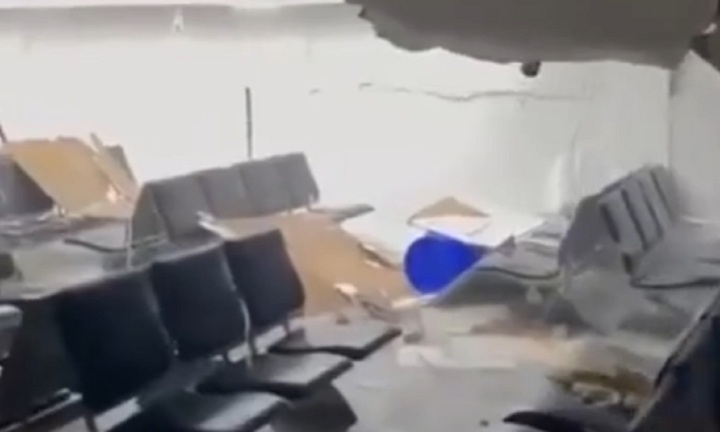 Clip: Cận cảnh sân bay tan hoang, một phần mái bị xé toạc, đổ sập xuống khi siêu bão Melissa đổ bộ